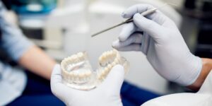 dental_blog_seguridad-de-los-implantes-dentales-son-los-implantes-dentales-seguros-para-personas-mayores